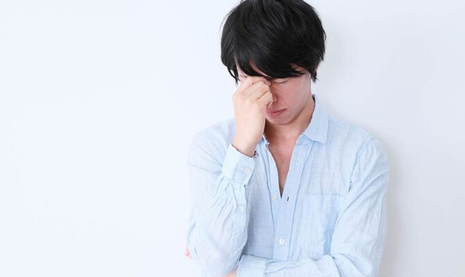 悩んでいる男性